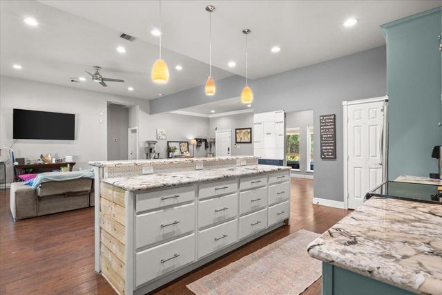122 County Road 5019, Cleveland, TX 77327