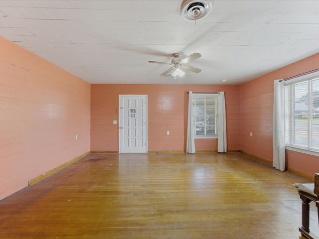 901 S College Avenue, Decatur, TX 76234