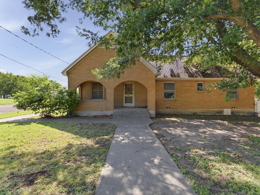 901 S College Avenue, Decatur, TX 76234