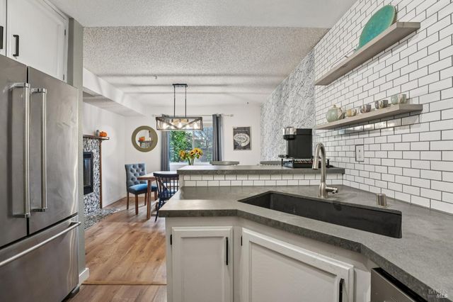 31 Regents Cir, Rohnert Park, CA 94928