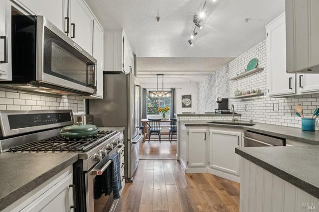 31 Regents Cir, Rohnert Park, CA 94928