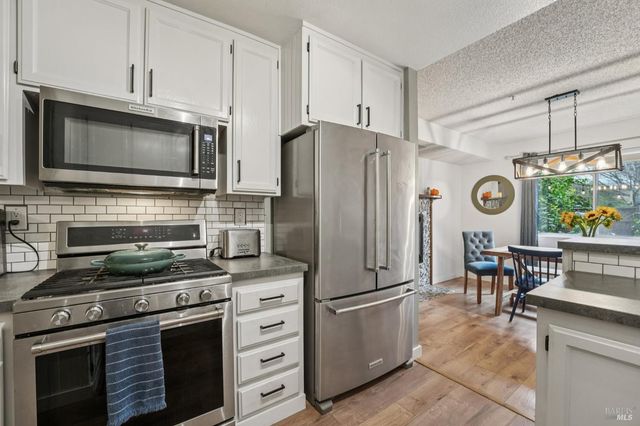 31 Regents Cir, Rohnert Park, CA 94928