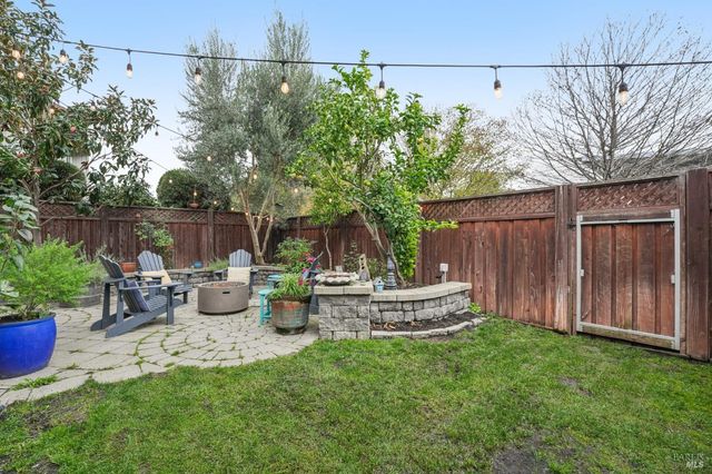 31 Regents Cir, Rohnert Park, CA 94928