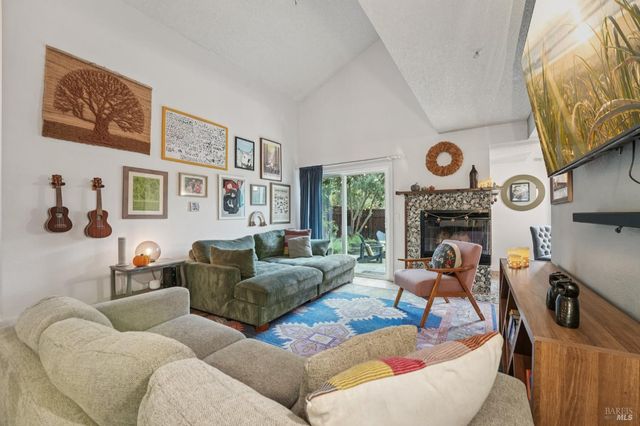 31 Regents Cir, Rohnert Park, CA 94928