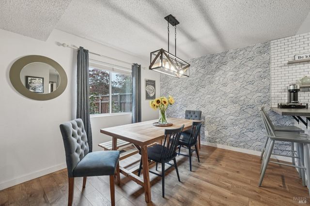 31 Regents Cir, Rohnert Park, CA 94928