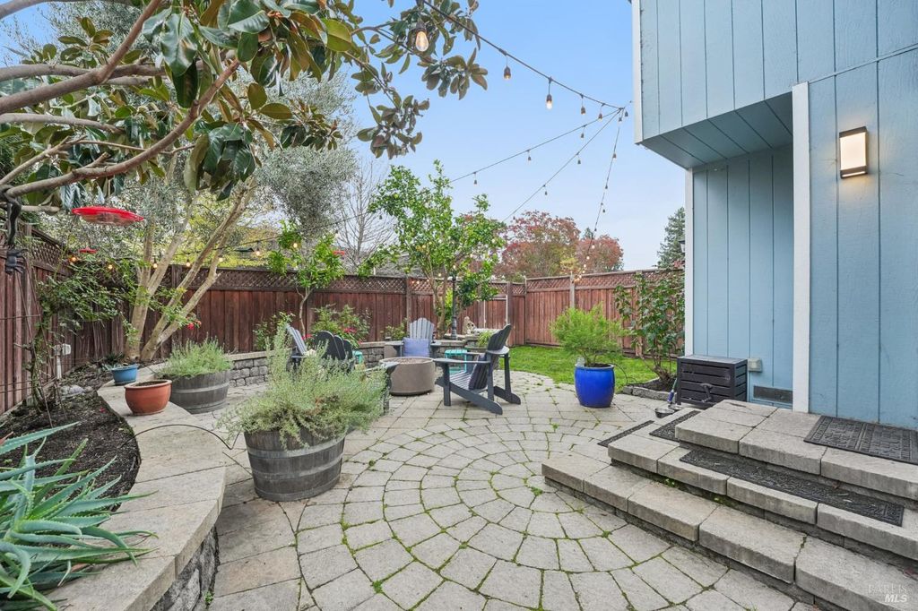 31 Regents Cir, Rohnert Park, CA 94928