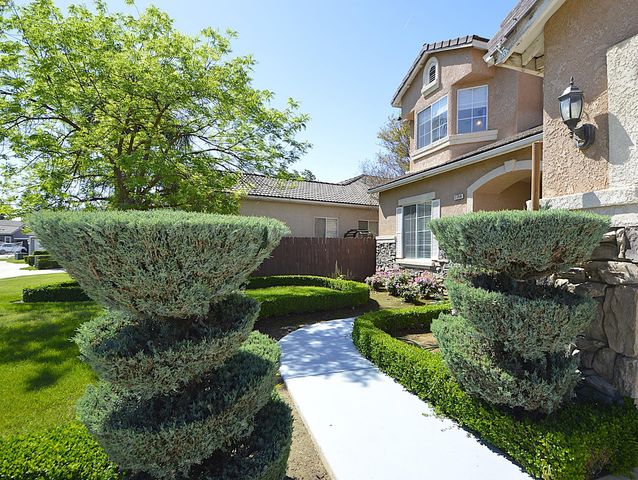 1756 N Holly Avenue, Clovis, CA 93619