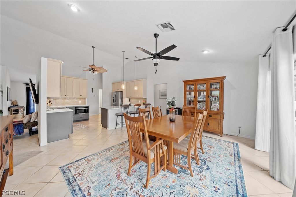 Image 10 of property listing at 1007 SE 23rd AVE, Cape Coral, FL 33990