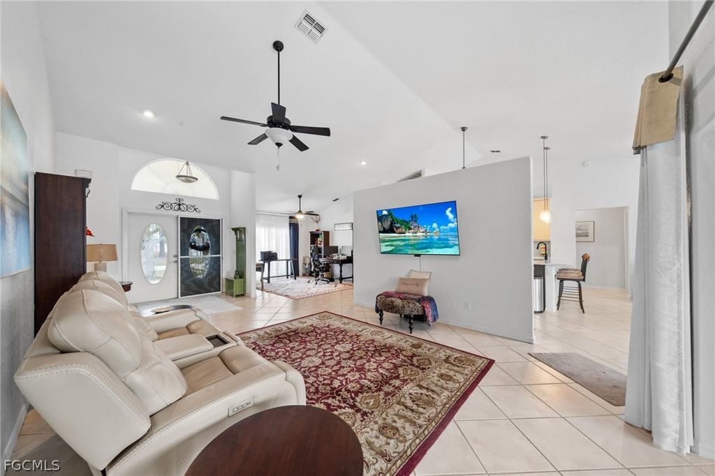 Image 13 of property listing at 1007 SE 23rd AVE, Cape Coral, FL 33990