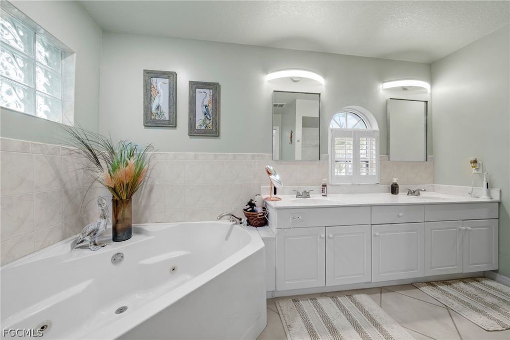 Image 16 of property listing at 1007 SE 23rd AVE, Cape Coral, FL 33990