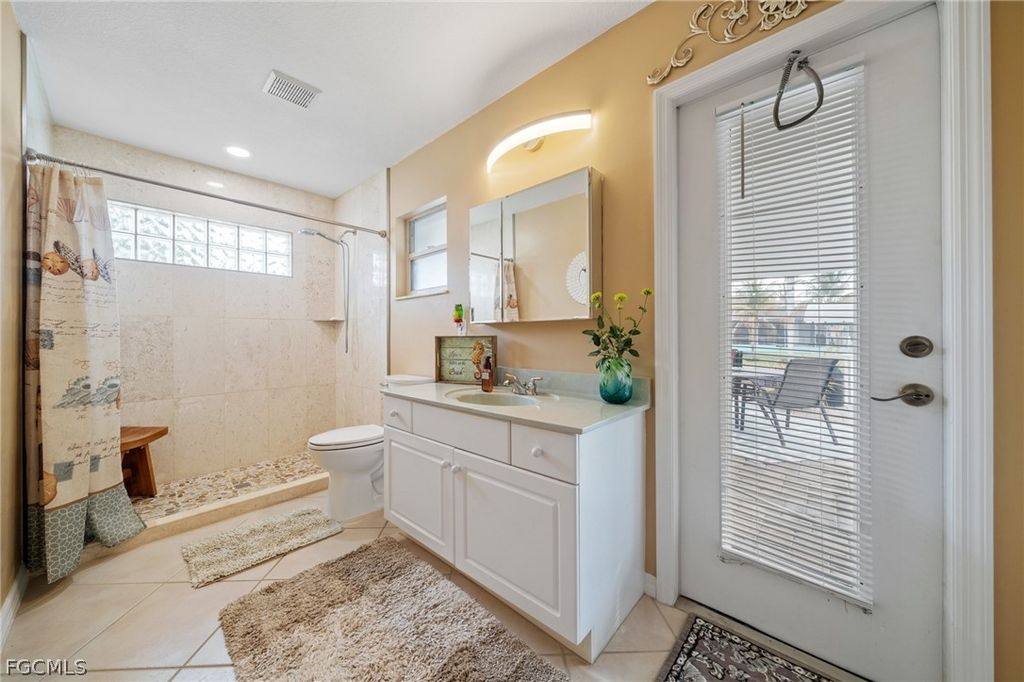 Image 19 of property listing at 1007 SE 23rd AVE, Cape Coral, FL 33990