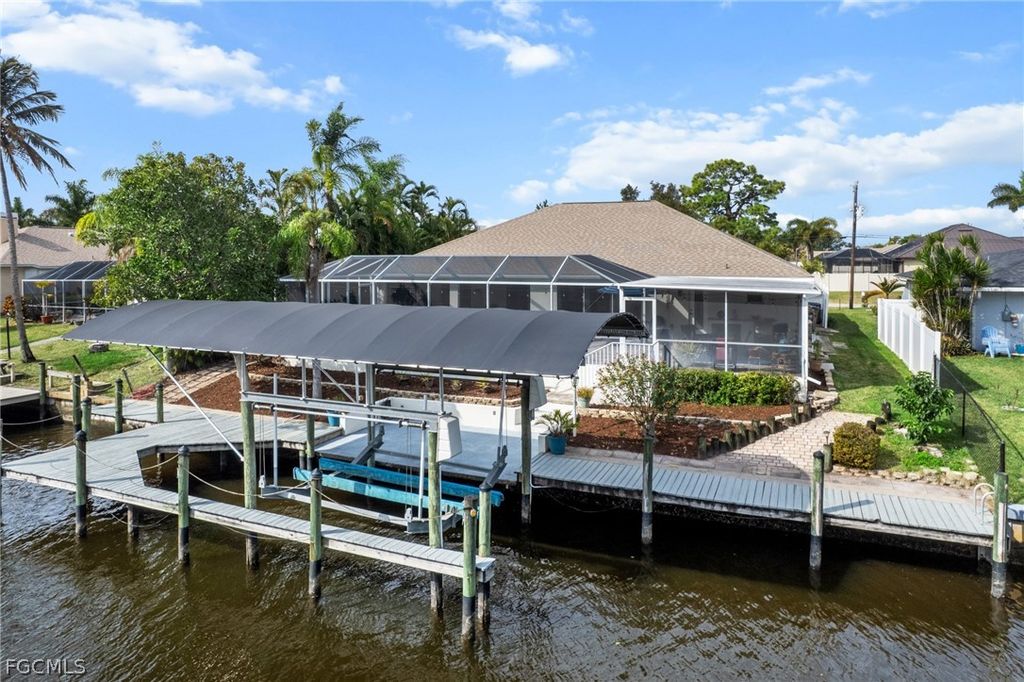 Image 3 of property listing at 1007 SE 23rd AVE, Cape Coral, FL 33990