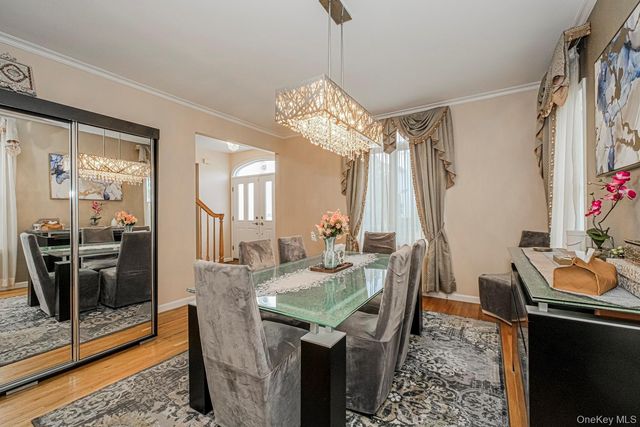 34 Putters Ct, Staten Island, NY 10301