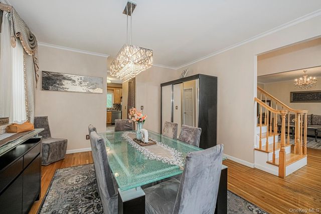 34 Putters Ct, Staten Island, NY 10301