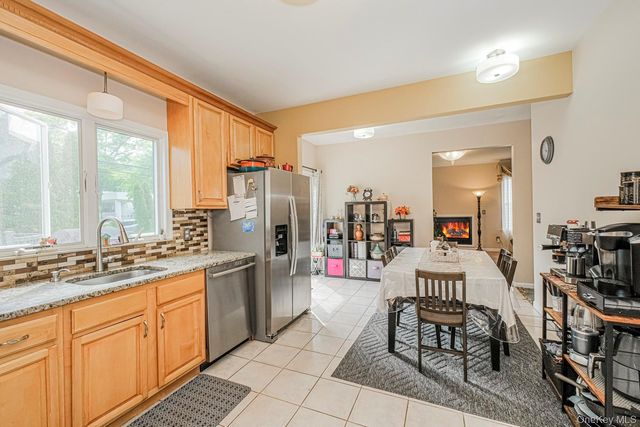 34 Putters Ct, Staten Island, NY 10301
