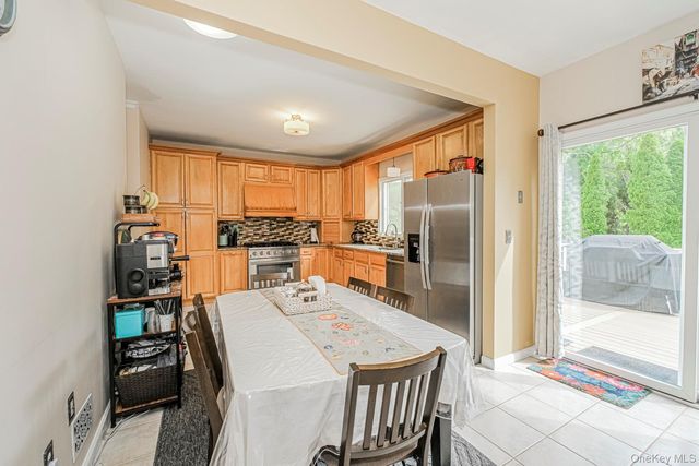 34 Putters Ct, Staten Island, NY 10301
