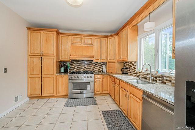 34 Putters Ct, Staten Island, NY 10301