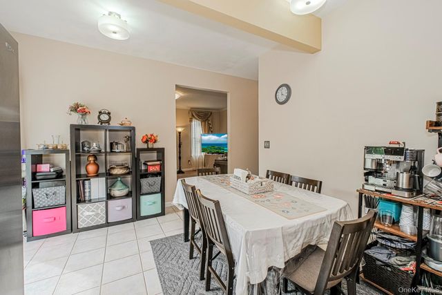 34 Putters Ct, Staten Island, NY 10301