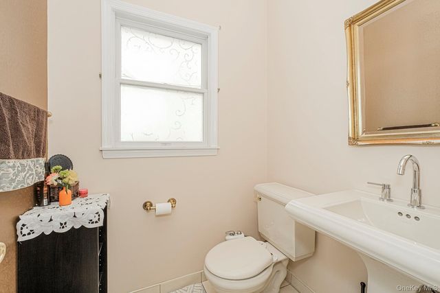 34 Putters Ct, Staten Island, NY 10301