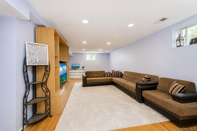 34 Putters Ct, Staten Island, NY 10301