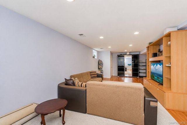 34 Putters Ct, Staten Island, NY 10301