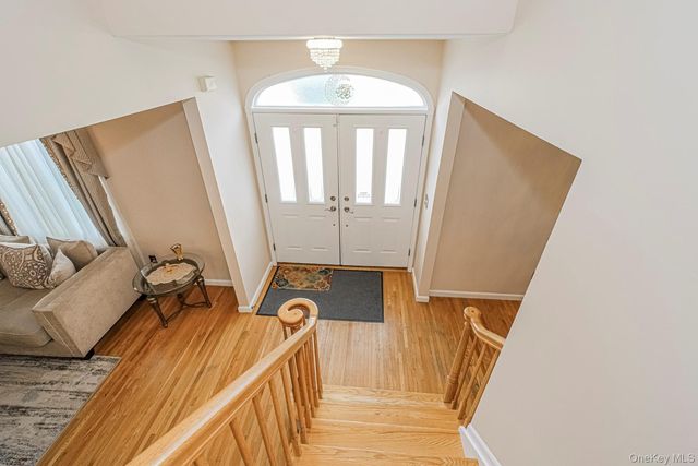 34 Putters Ct, Staten Island, NY 10301