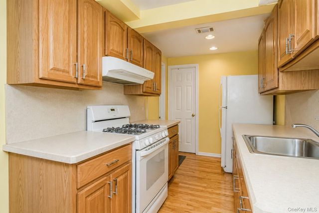 34 Putters Ct, Staten Island, NY 10301