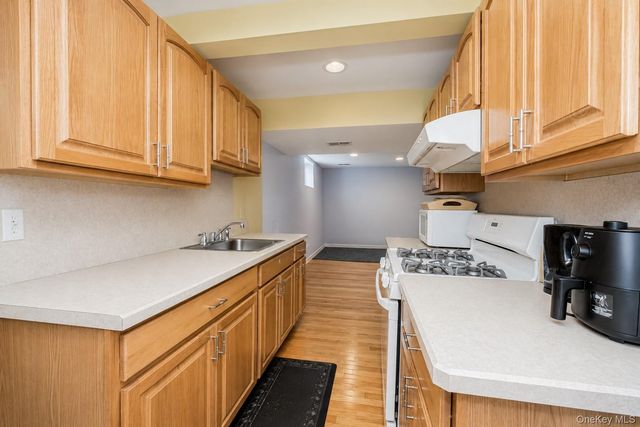 34 Putters Ct, Staten Island, NY 10301