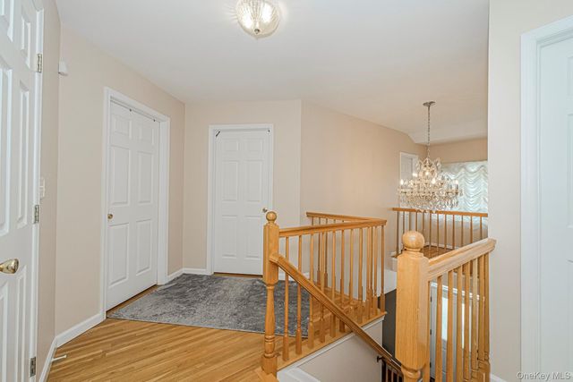 34 Putters Ct, Staten Island, NY 10301