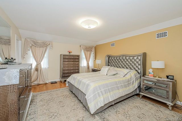 34 Putters Ct, Staten Island, NY 10301