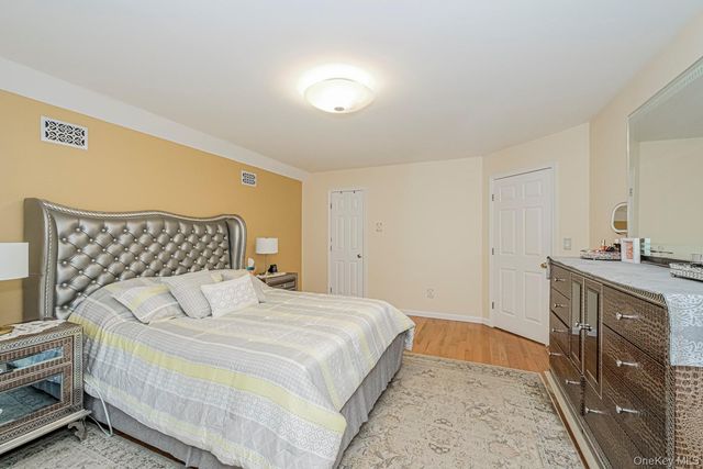 34 Putters Ct, Staten Island, NY 10301