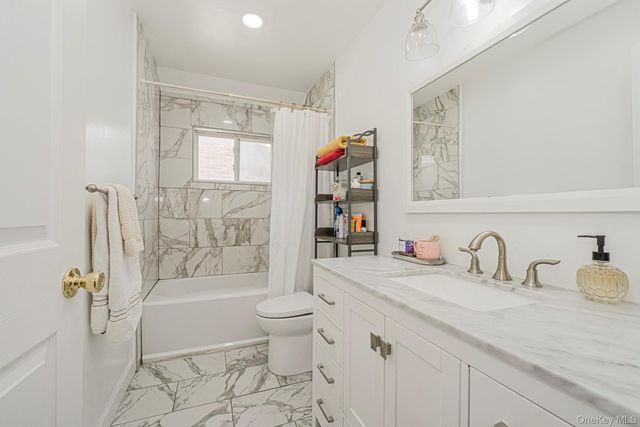34 Putters Ct, Staten Island, NY 10301