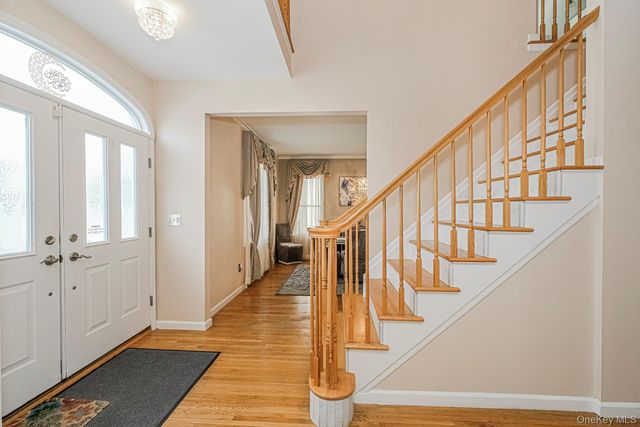 34 Putters Ct, Staten Island, NY 10301
