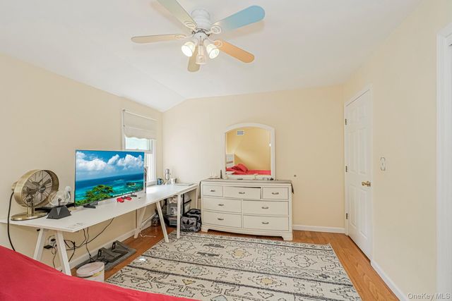 34 Putters Ct, Staten Island, NY 10301