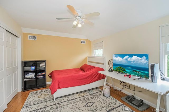 34 Putters Ct, Staten Island, NY 10301