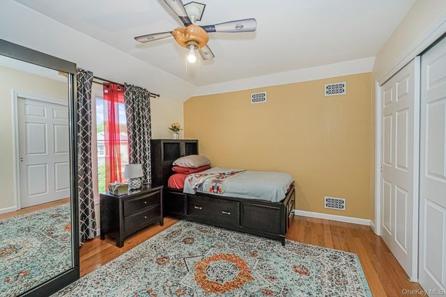 34 Putters Ct, Staten Island, NY 10301