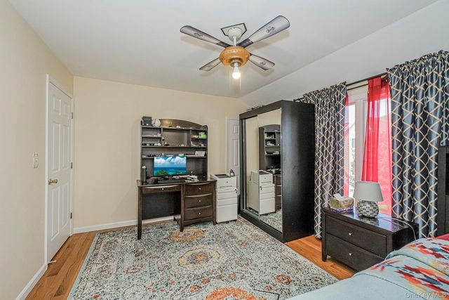 34 Putters Ct, Staten Island, NY 10301