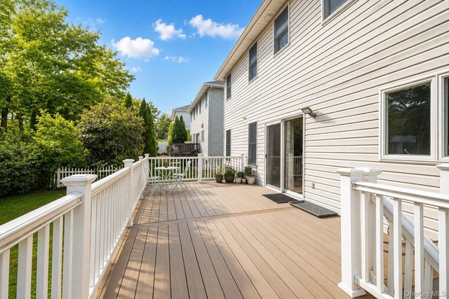34 Putters Ct, Staten Island, NY 10301