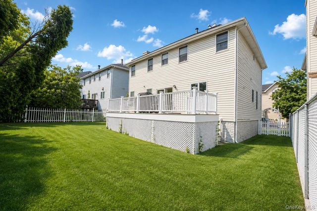 34 Putters Ct, Staten Island, NY 10301