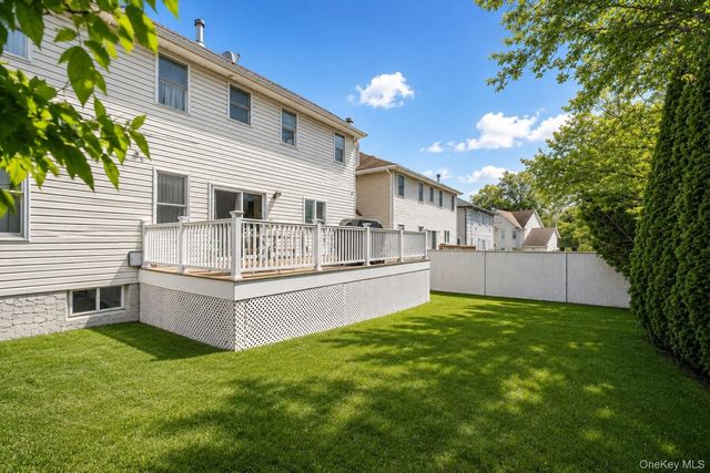 34 Putters Ct, Staten Island, NY 10301