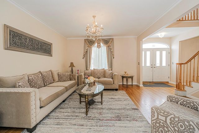 34 Putters Ct, Staten Island, NY 10301