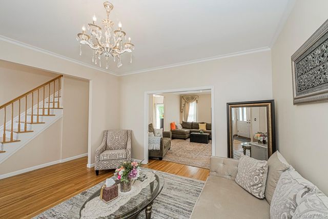 34 Putters Ct, Staten Island, NY 10301