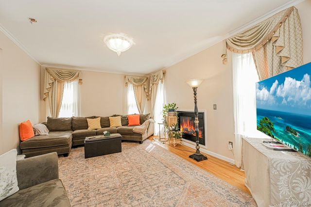 34 Putters Ct, Staten Island, NY 10301