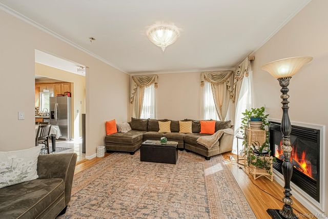 34 Putters Ct, Staten Island, NY 10301