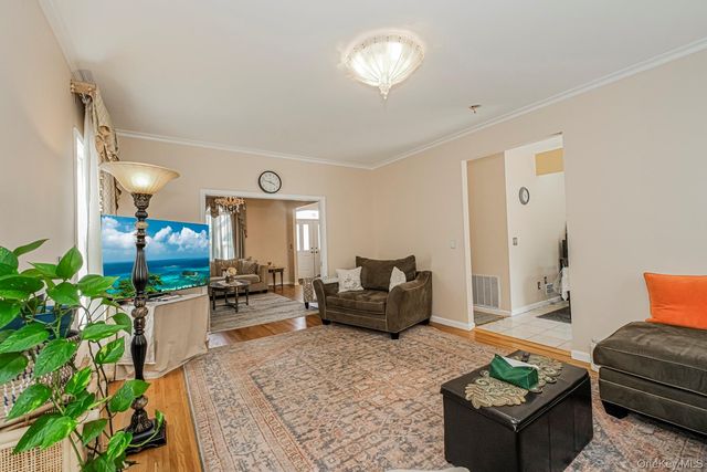 34 Putters Ct, Staten Island, NY 10301