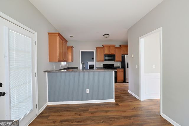 910 Lakeside Court, Loganville, GA 30052