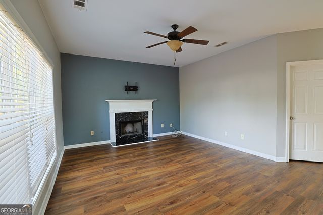 910 Lakeside Court, Loganville, GA 30052