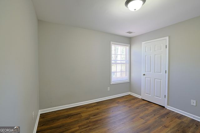 910 Lakeside Court, Loganville, GA 30052