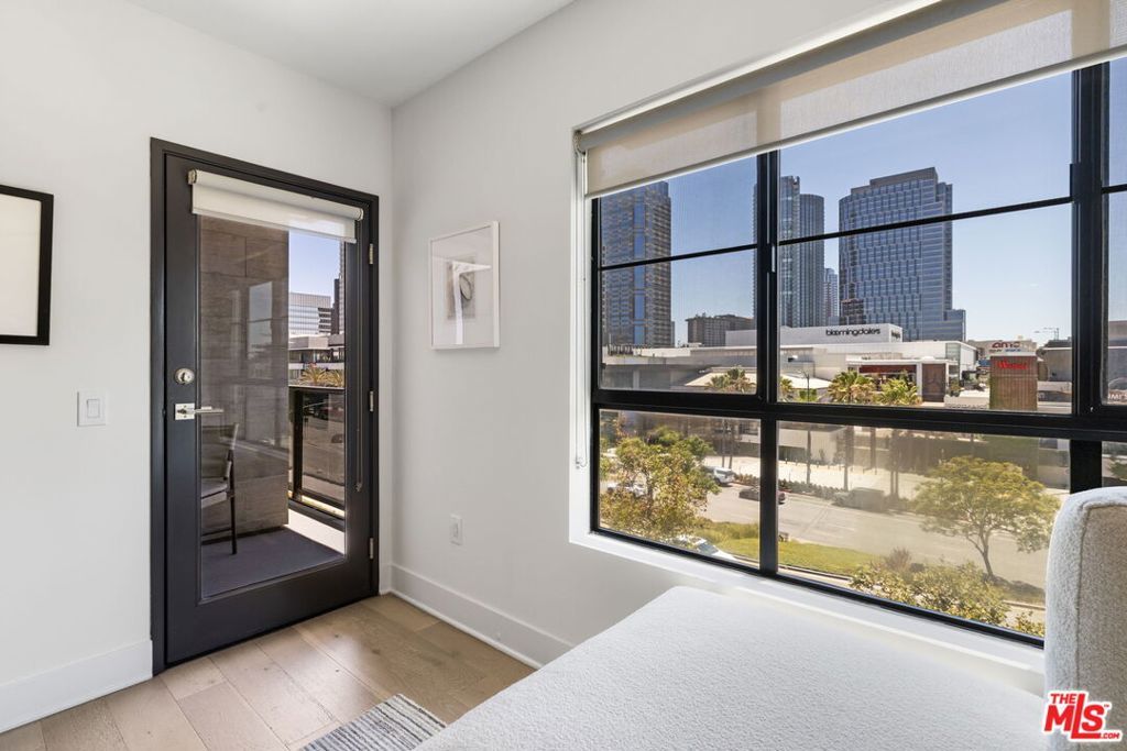 Image 10 of property listing at 10269 Santa Monica Boulevard, Los Angeles, CA 90067