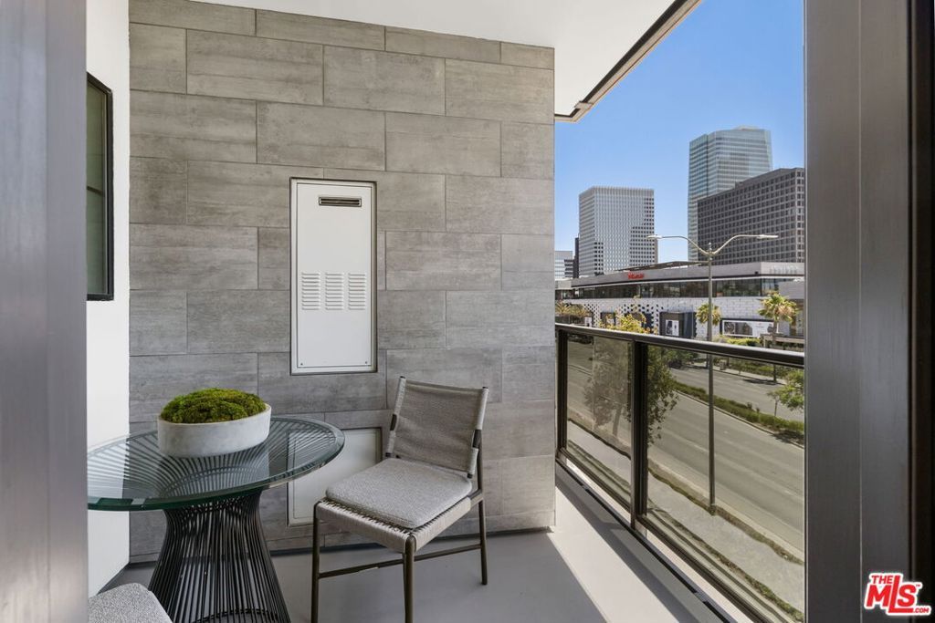 Image 11 of property listing at 10269 Santa Monica Boulevard, Los Angeles, CA 90067